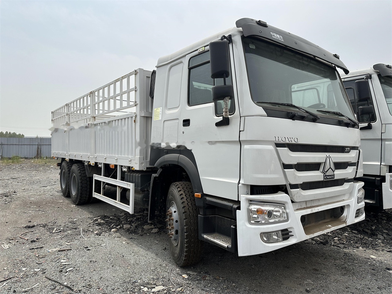 SINOTRUK HOWO 371 Cargo truck - Tiertransporter LKW: das Bild 2 SINOTRUK HOWO 371 Cargo truck - Tiertransporter LKW: das Bild 2