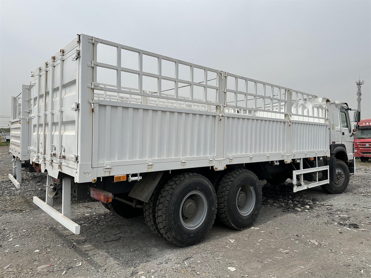 SINOTRUK HOWO 371 Cargo truck - Tiertransporter LKW: das Bild 4 SINOTRUK HOWO 371 Cargo truck - Tiertransporter LKW: das Bild 4