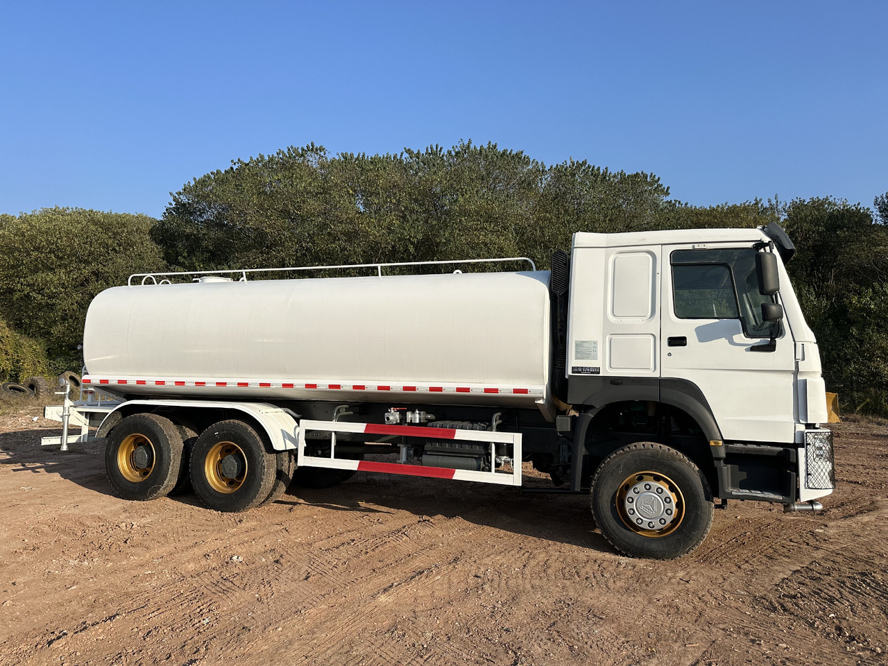 SINOTRUK HOWO 371 Water Tanker Truck - Tankwagen: das Bild 3 SINOTRUK HOWO 371 Water Tanker Truck - Tankwagen: das Bild 3