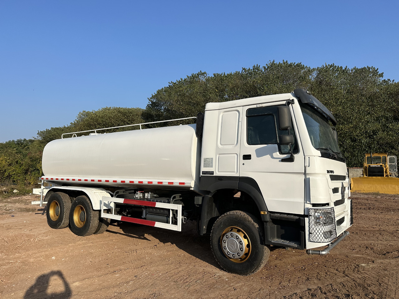 SINOTRUK HOWO 371 Water Tanker Truck - Tankwagen: das Bild 3 SINOTRUK HOWO 371 Water Tanker Truck - Tankwagen: das Bild 3
