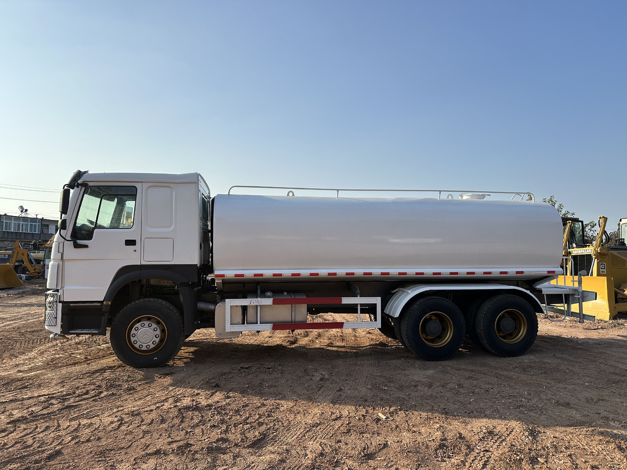 SINOTRUK HOWO 371 Water Tanker Truck - Tankwagen: das Bild 5 SINOTRUK HOWO 371 Water Tanker Truck - Tankwagen: das Bild 5