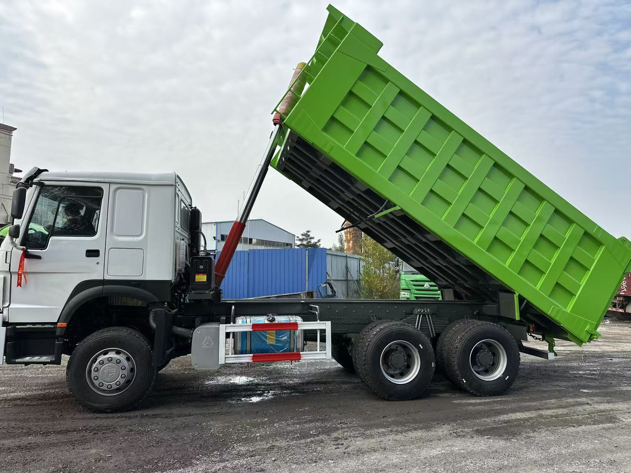 Kipper Für die Beförderung von Silo neu kaufen SINOTRUK HOWO 400HP 6X4 Tipper Truck: das Bild 8 Kipper Für die Beförderung von Silo neu kaufen SINOTRUK HOWO 400HP 6X4 Tipper Truck: das Bild 8