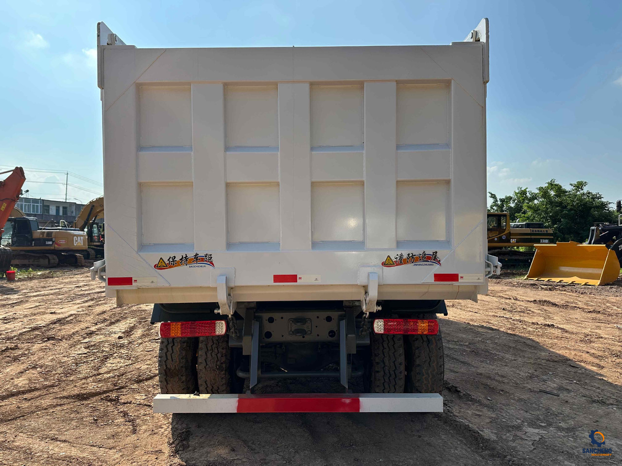 Kipper Sinotruk HOWO 400HP With Bumper 6X4: das Bild 7 Kipper Sinotruk HOWO 400HP With Bumper 6X4: das Bild 7