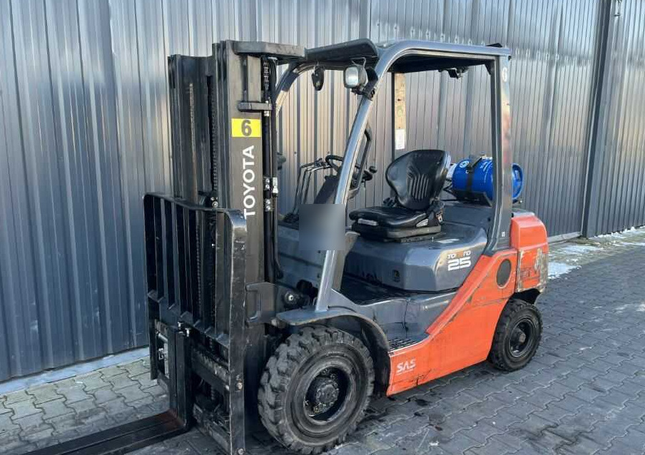 Toyota 8FGF25 - Treibgasstapler: das Bild 1 Toyota 8FGF25 - Treibgasstapler: das Bild 1