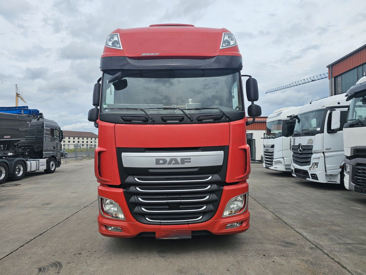 DAF XF 440 FAR * MUTLI * 2X TANK * RETARDER * STANDH - Containerwagen/ Wechselfahrgestell LKW: das Bild 2 DAF XF 440 FAR * MUTLI * 2X TANK * RETARDER * STANDH - Containerwagen/ Wechselfahrgestell LKW: das Bild 2