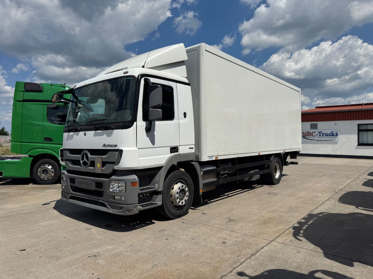 Mercedes-Benz ACTROS 1836*KOFFER*LBW 1,5 T*KLIMA*/ORG KM * - Koffer LKW: das Bild 1 Mercedes-Benz ACTROS 1836*KOFFER*LBW 1,5 T*KLIMA*/ORG KM * - Koffer LKW: das Bild 1