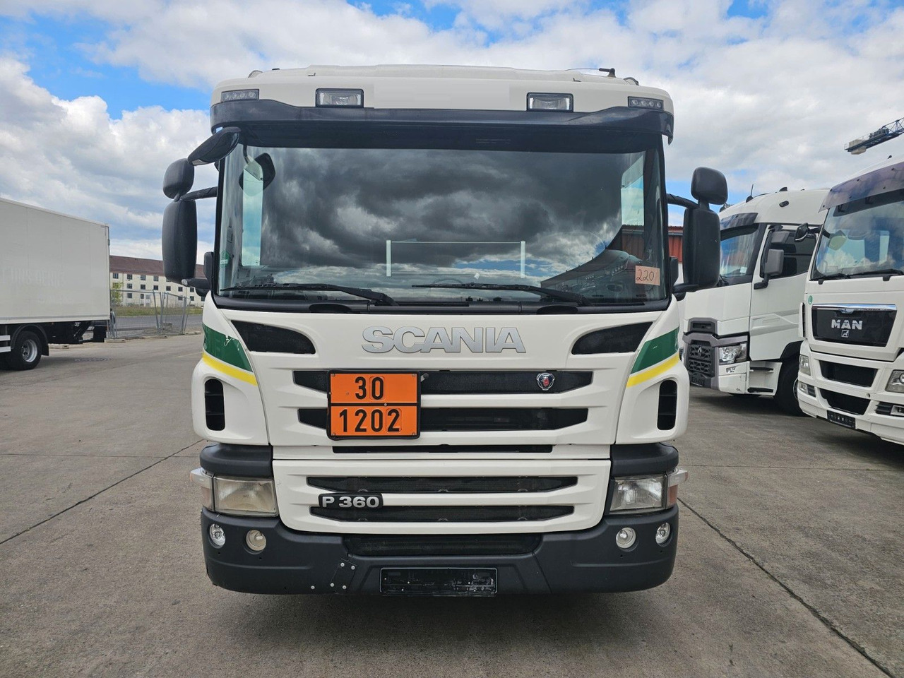 Scania P 360 * OBER/-UNTER * 3 KAMMER * BENZIN * - Tankwagen: das Bild 2 Scania P 360 * OBER/-UNTER * 3 KAMMER * BENZIN * - Tankwagen: das Bild 2