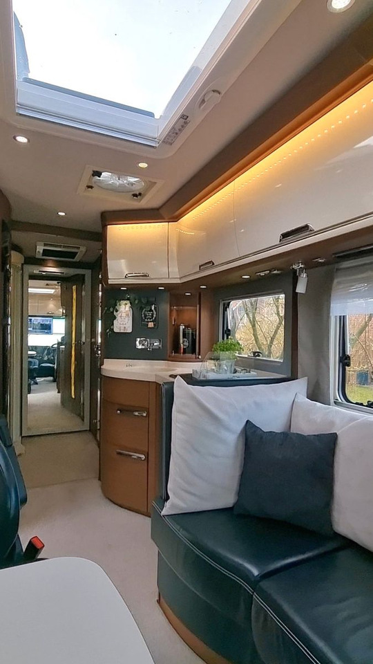 Integriertes Wohnmobil Niesmann + Bischoff Flair 880 BE: das Bild 6