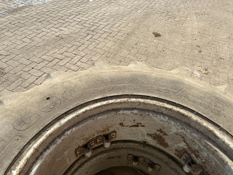 Goodyear banden 14.9 R28 - Gebruikt - Felgen und Reifen: das Bild 5 Goodyear banden 14.9 R28 - Gebruikt - Felgen und Reifen: das Bild 5