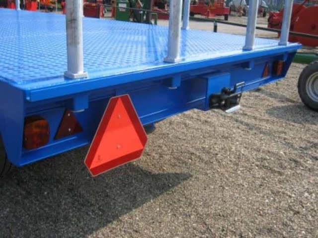 Balenwagen - Holzanhänger: das Bild 4 Balenwagen - Holzanhänger: das Bild 4