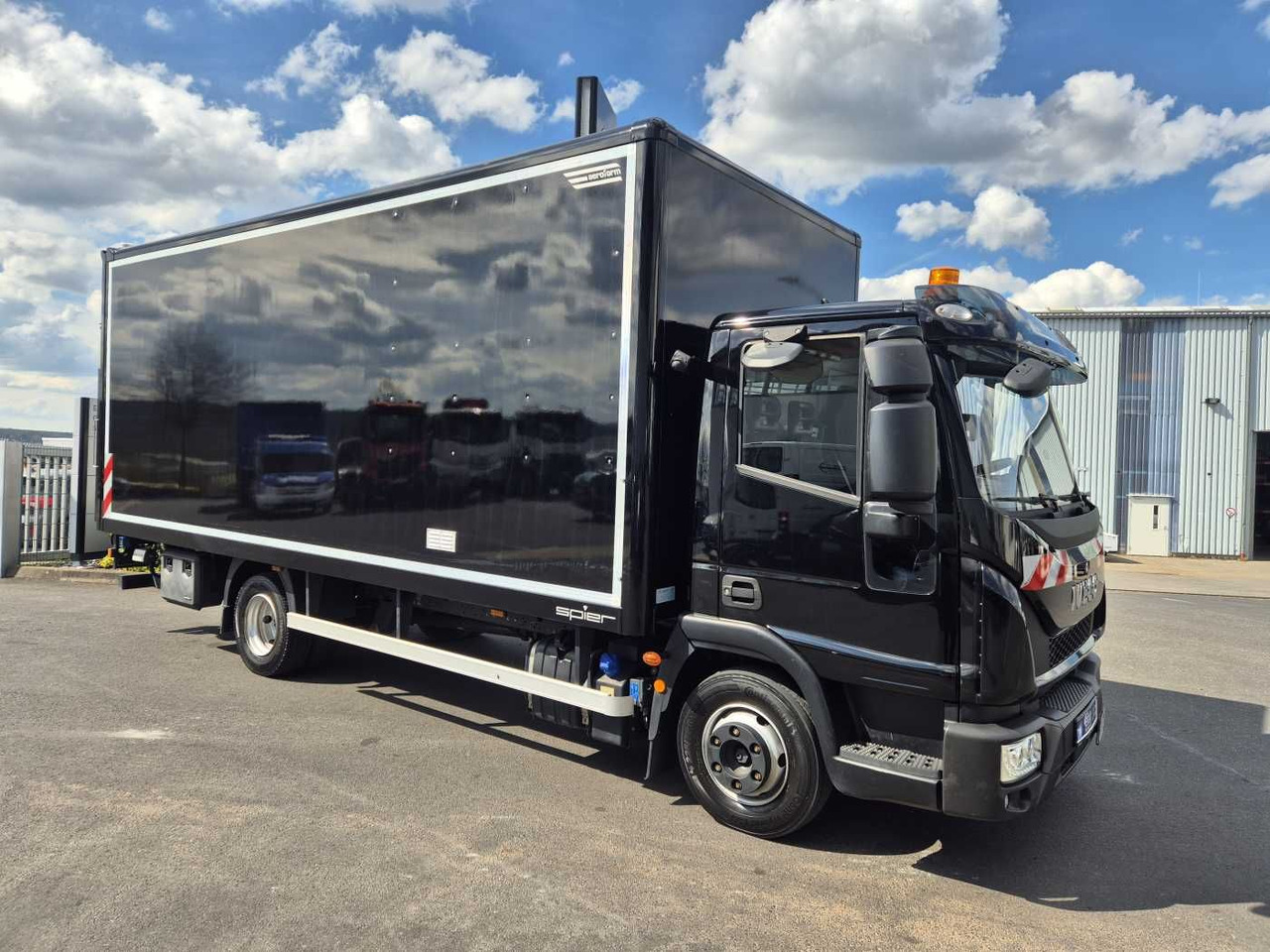 Iveco Eurocargo ML80E21/P LBW Bär 1.500kg 2x AHK - Koffer Transporter: das Bild 2 Iveco Eurocargo ML80E21/P LBW Bär 1.500kg 2x AHK - Koffer Transporter: das Bild 2