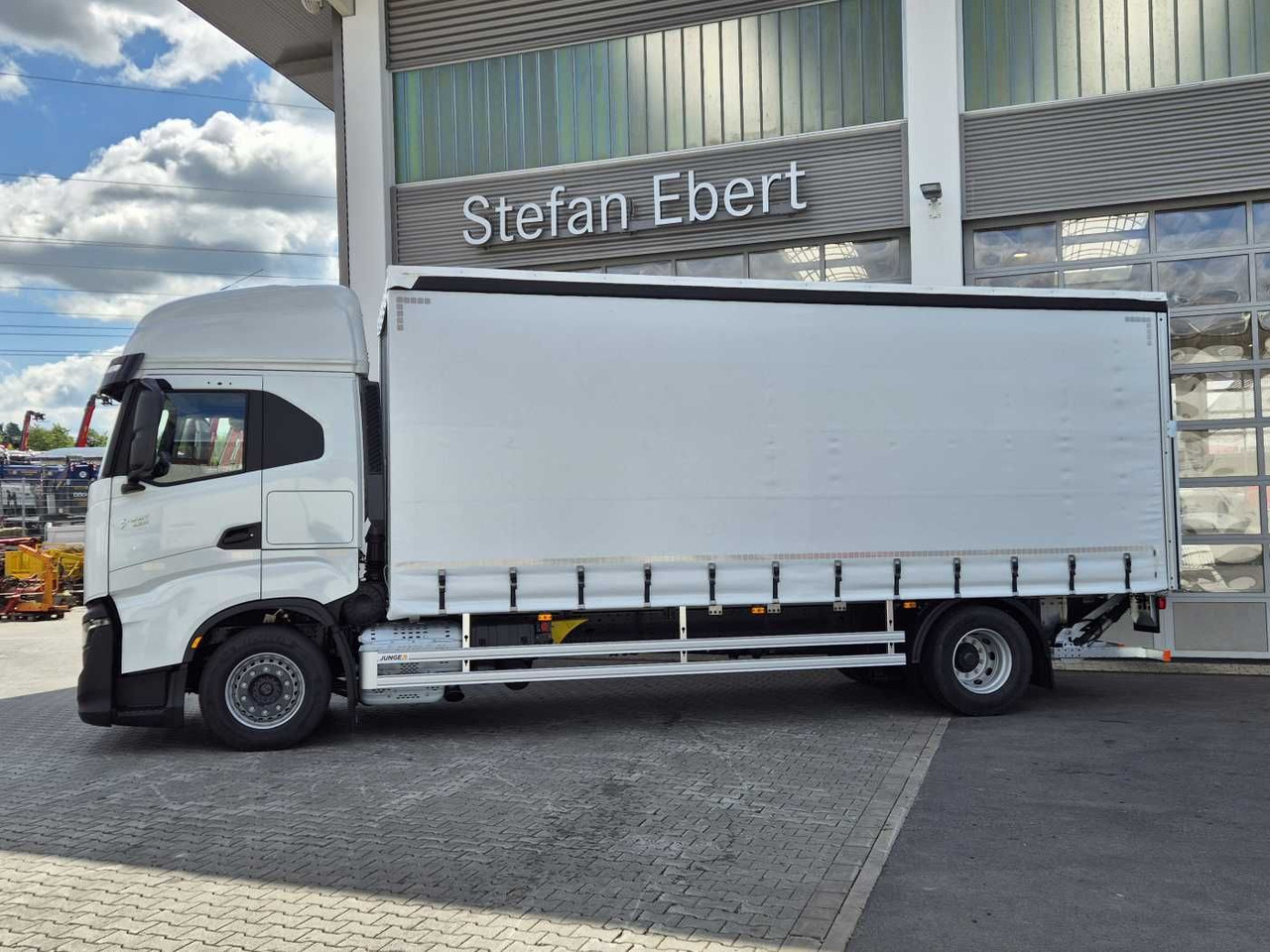 Iveco S-Way AS190S42/P Schiebeplanen LBW 2.000kg AHK - Plane LKW: das Bild 3 Iveco S-Way AS190S42/P Schiebeplanen LBW 2.000kg AHK - Plane LKW: das Bild 3