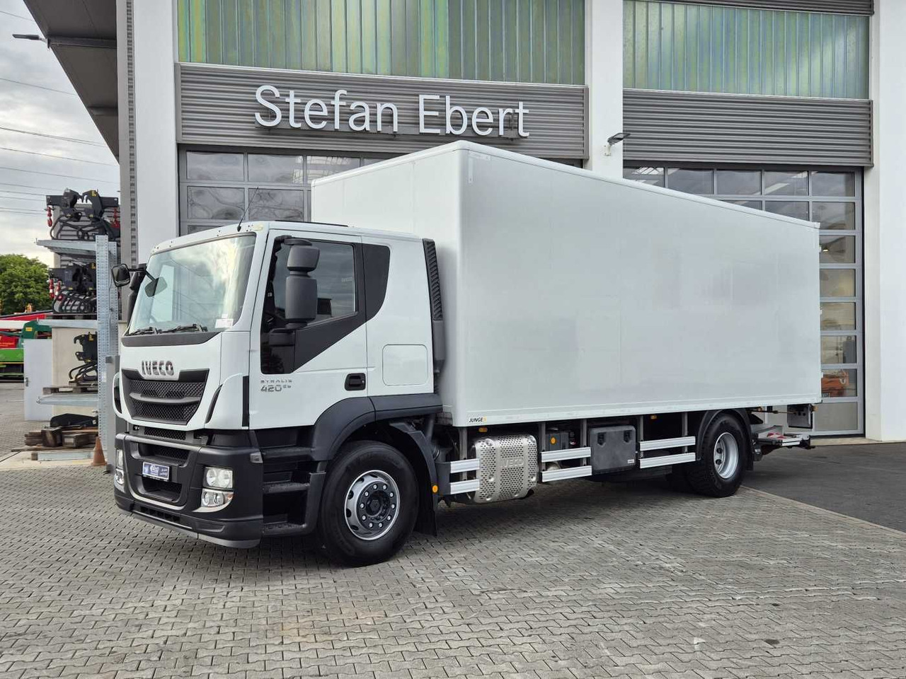 Iveco Stralis AT190S42 FP D HI-ROAD LBW faltbar EU6 - Koffer LKW: das Bild 2 Iveco Stralis AT190S42 FP D HI-ROAD LBW faltbar EU6 - Koffer LKW: das Bild 2