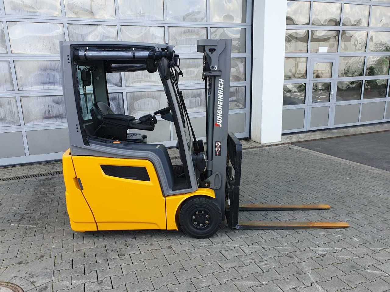 Jungheinrich EFG 215 / Triplex: 4.25m! / SS / nur 2.184h! - Elektrostapler: das Bild 3 Jungheinrich EFG 215 / Triplex: 4.25m! / SS / nur 2.184h! - Elektrostapler: das Bild 3