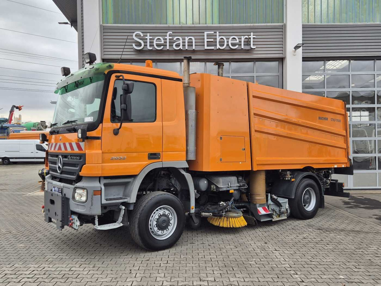 Mercedes-Benz Actros 2032 A 4x4 Bucher STKF 9500 Airport 30x - Kehrmaschine: das Bild 3 Mercedes-Benz Actros 2032 A 4x4 Bucher STKF 9500 Airport 30x - Kehrmaschine: das Bild 3