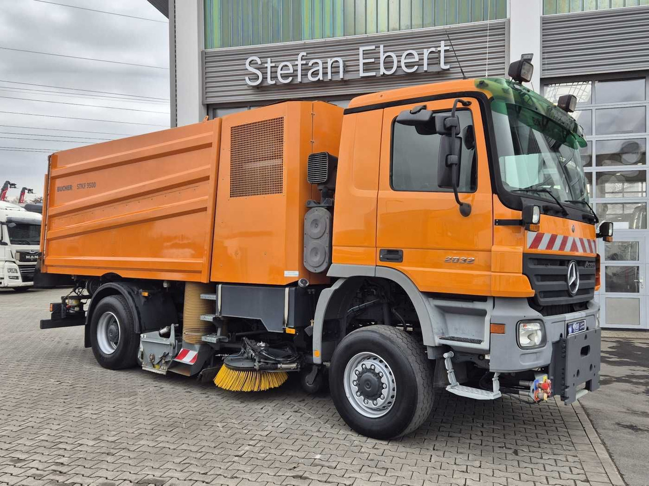 Mercedes-Benz Actros 2032 A 4x4 Bucher STKF 9500 Airport 30x - Kehrmaschine: das Bild 4 Mercedes-Benz Actros 2032 A 4x4 Bucher STKF 9500 Airport 30x - Kehrmaschine: das Bild 4