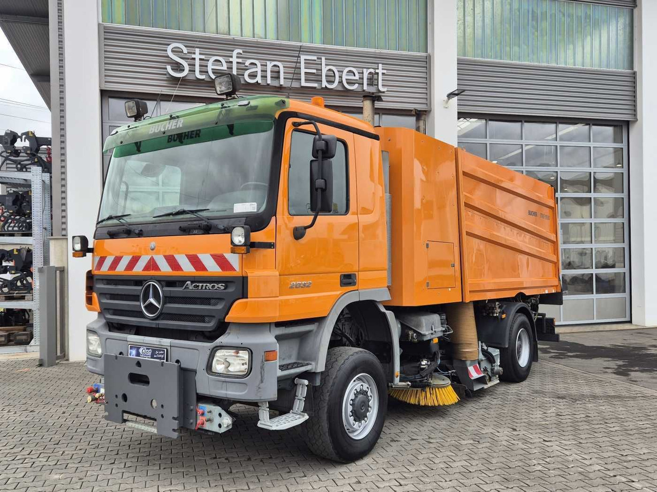 Mercedes-Benz Actros 2032 A 4x4 Bucher STKF 9500 Airport 30x - Kehrmaschine: das Bild 1 Mercedes-Benz Actros 2032 A 4x4 Bucher STKF 9500 Airport 30x - Kehrmaschine: das Bild 1