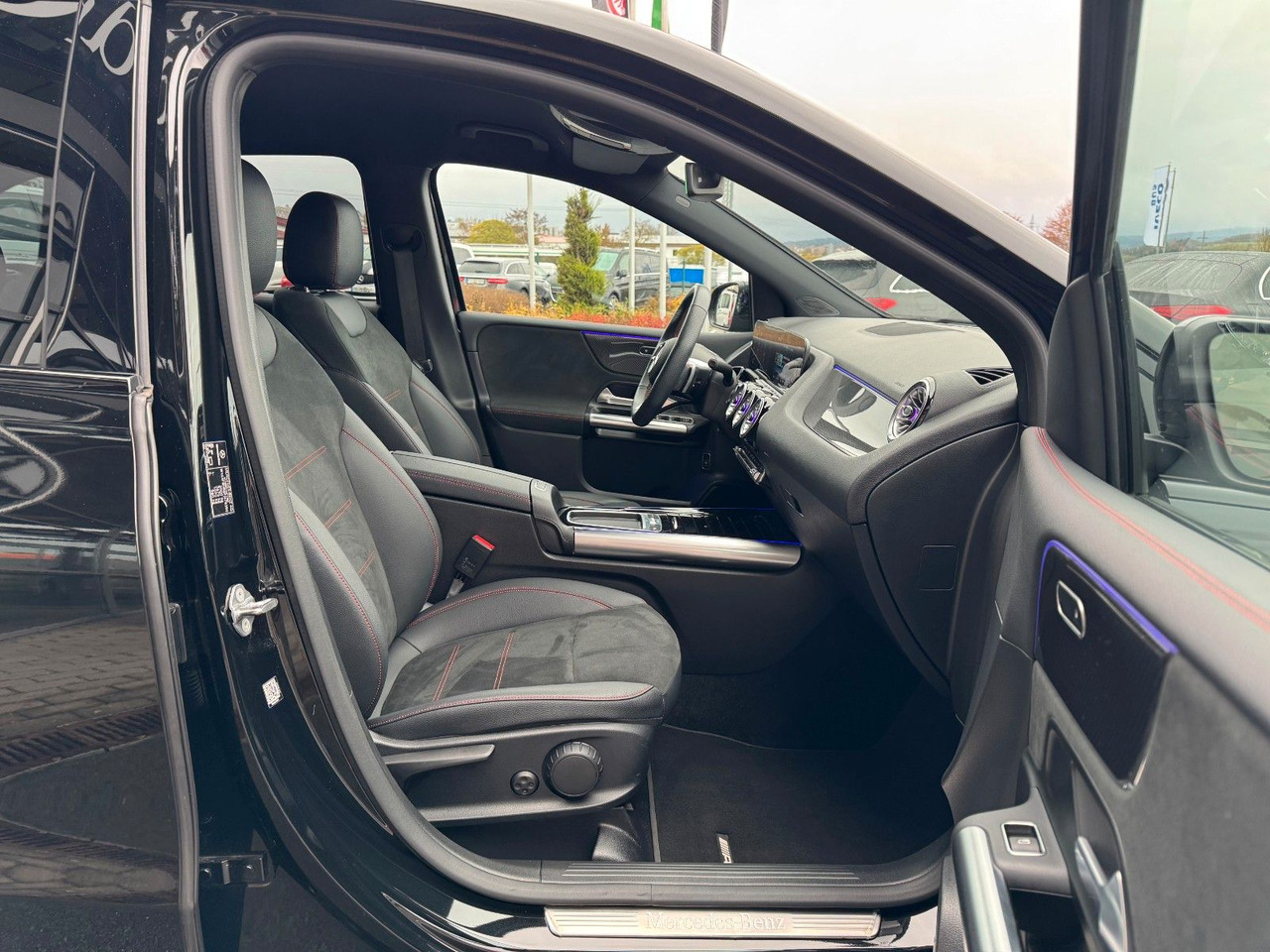 Mercedes-Benz B 200 AMG+AHK+Ambiente+RFK+MBUX+Night - Limousine: das Bild 4 Mercedes-Benz B 200 AMG+AHK+Ambiente+RFK+MBUX+Night - Limousine: das Bild 4