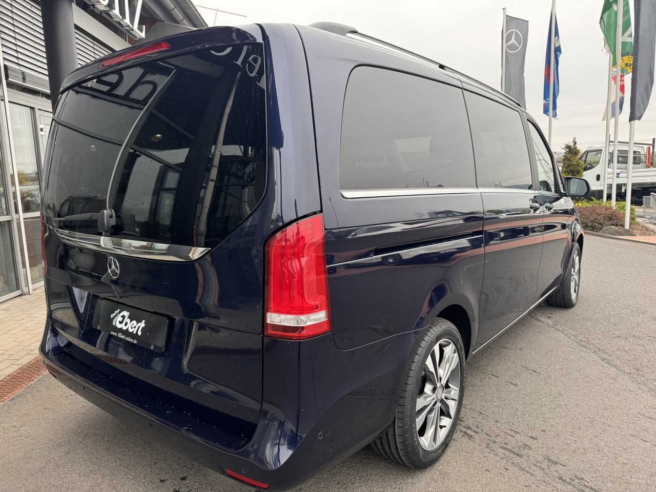 Mercedes-Benz V 250 d AVA ED 4MATIC Panorama Tisch 360 Sound - Personentransporter: das Bild 4 Mercedes-Benz V 250 d AVA ED 4MATIC Panorama Tisch 360 Sound - Personentransporter: das Bild 4