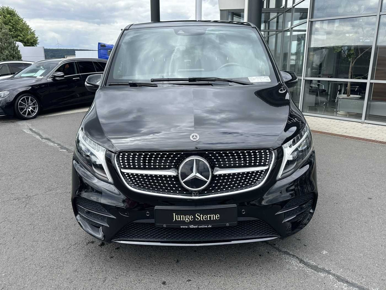 Mercedes-Benz V 300 d 4MATIC EXCLUSIVE AMG Panorama DISTRONIC - PKW: das Bild 2 Mercedes-Benz V 300 d 4MATIC EXCLUSIVE AMG Panorama DISTRONIC - PKW: das Bild 2