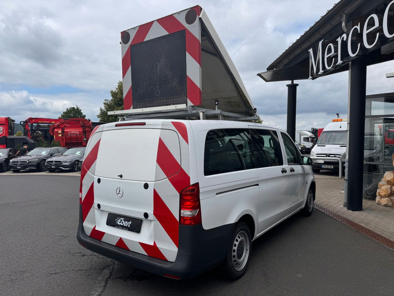 Mercedes-Benz Vito 111 CDI Tourer Begleitfahrzeug BF3+ / WVZ - Personentransporter: das Bild 3 Mercedes-Benz Vito 111 CDI Tourer Begleitfahrzeug BF3+ / WVZ - Personentransporter: das Bild 3