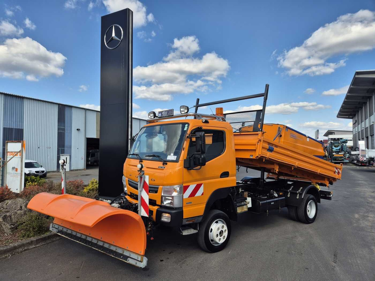 Mitsubishi Canter 6C18 4x4 Kipper Winterdienst Schild 2x AH - Kipper Transporter: das Bild 1 Mitsubishi Canter 6C18 4x4 Kipper Winterdienst Schild 2x AH - Kipper Transporter: das Bild 1