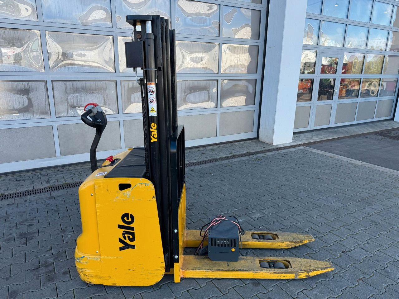 Yale MS 12 AC / Triplex: 4m! / nur 180h! / 2014 - Hochhubwagen: das Bild 2 Yale MS 12 AC / Triplex: 4m! / nur 180h! / 2014 - Hochhubwagen: das Bild 2