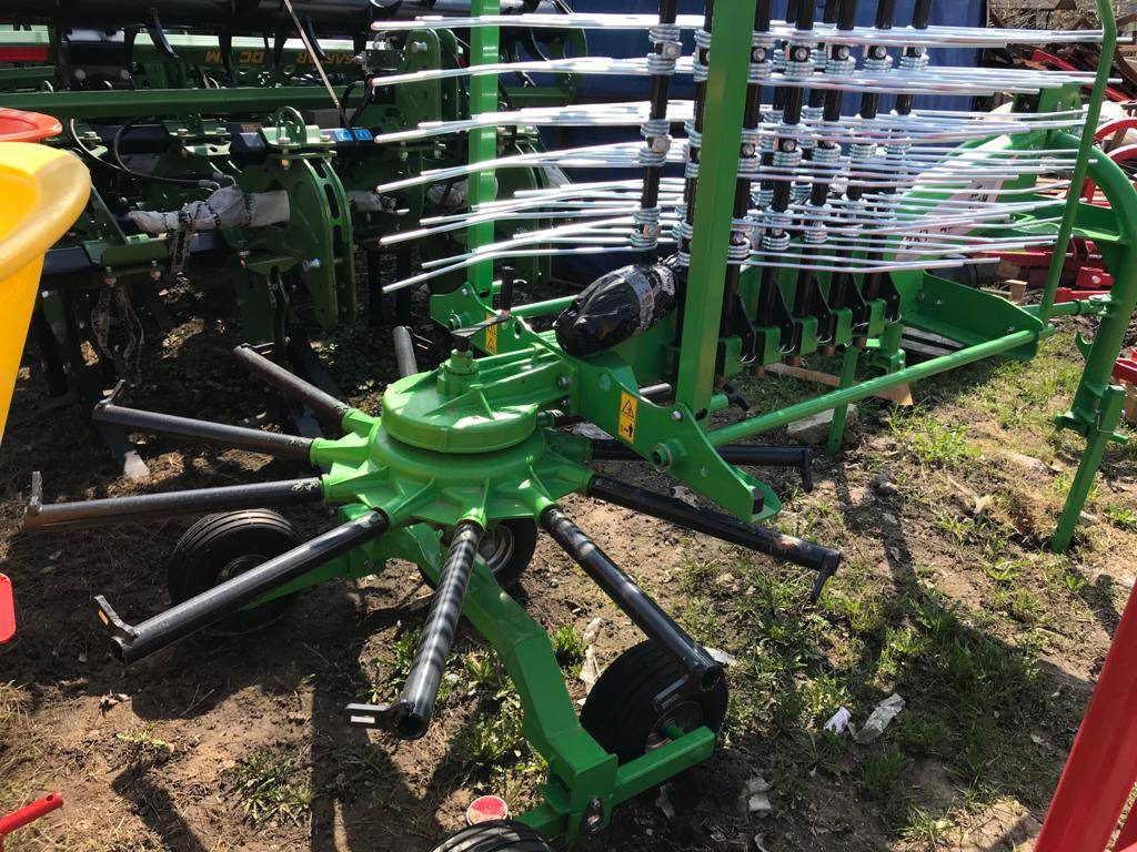 Inter-Tech Rotary Rake ZKT-420, 4.2 m - Heuwender/ Wenderechen: das Bild 4 Inter-Tech Rotary Rake ZKT-420, 4.2 m - Heuwender/ Wenderechen: das Bild 4