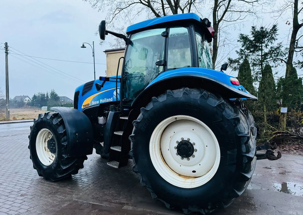 New Holland T8020 - Traktor: das Bild 3 New Holland T8020 - Traktor: das Bild 3
