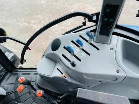 New Holland TD5.115 - Traktor: das Bild 4 New Holland TD5.115 - Traktor: das Bild 4