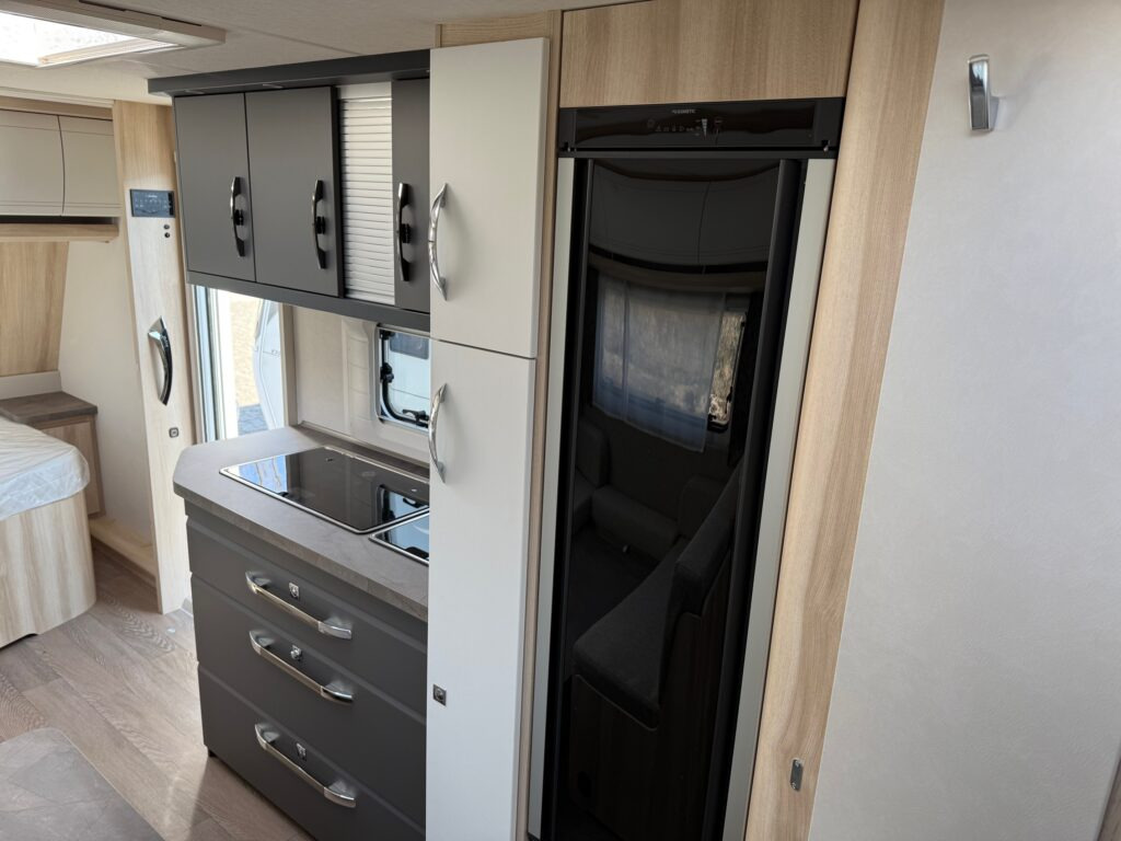 Wohnwagen Hobby DE LUXE 545 KMF 2025: das Bild 9