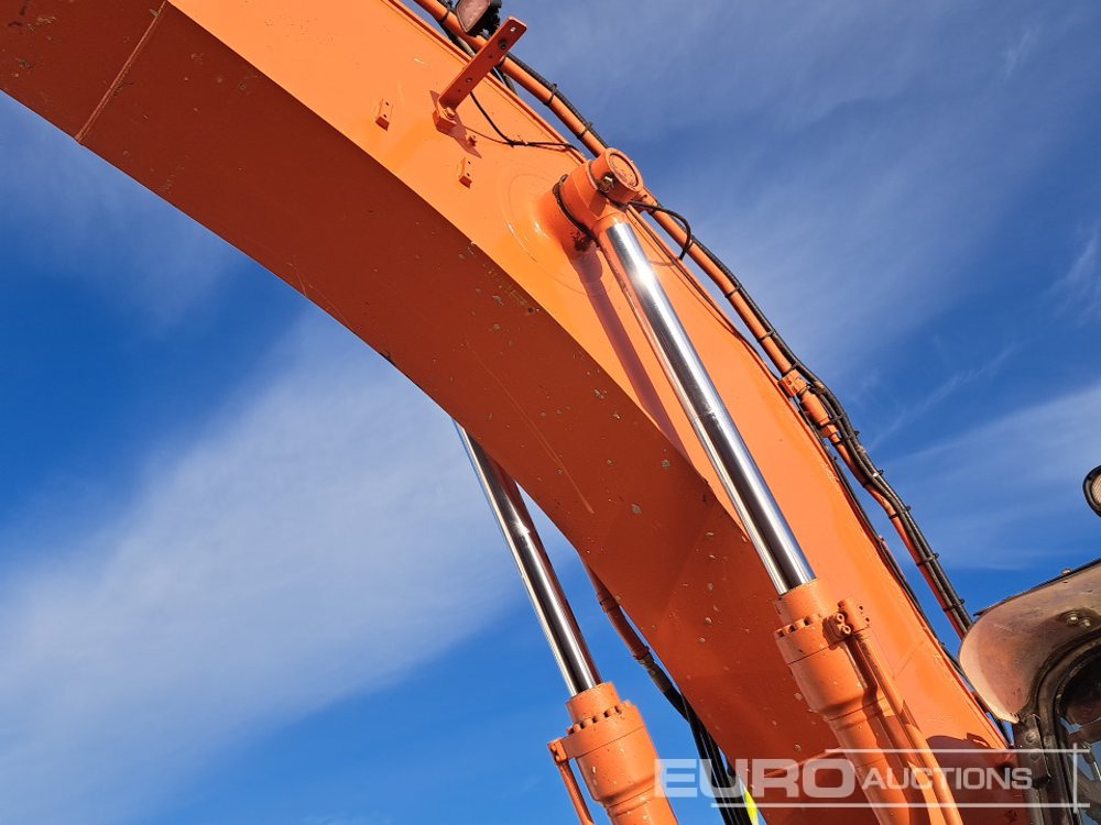 Kettenbagger 2022 Hitachi ZX225USLC-7: das Bild 24