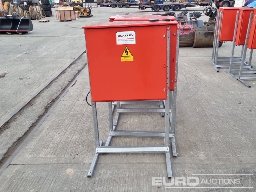 400 Volt Distributing Boxes (5 of) - Baugeräte: das Bild 4 400 Volt Distributing Boxes (5 of) - Baugeräte: das Bild 4