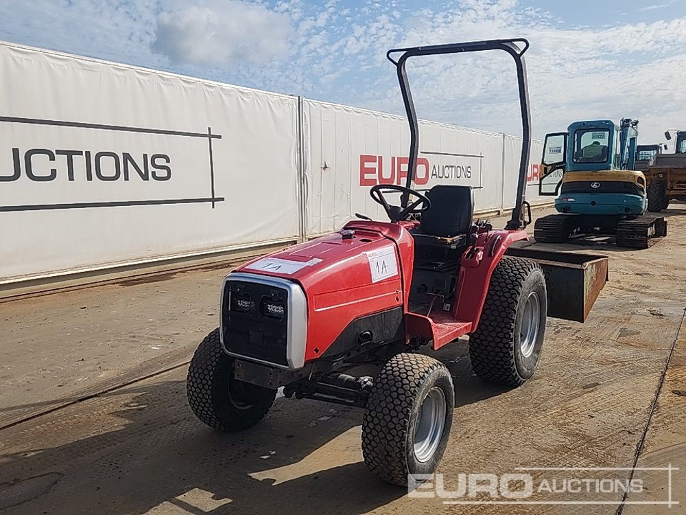 Massey Ferguson 4WD Compact Tractor, Linkbox - Kleintraktor: das Bild 1 Massey Ferguson 4WD Compact Tractor, Linkbox - Kleintraktor: das Bild 1
