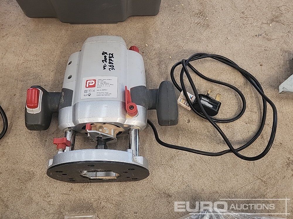 Performance 1800W Router, Black and Decker Corded Router, Router Bits (2 of) - Werkstattgerät: das Bild 5 Performance 1800W Router, Black and Decker Corded Router, Router Bits (2 of) - Werkstattgerät: das Bild 5