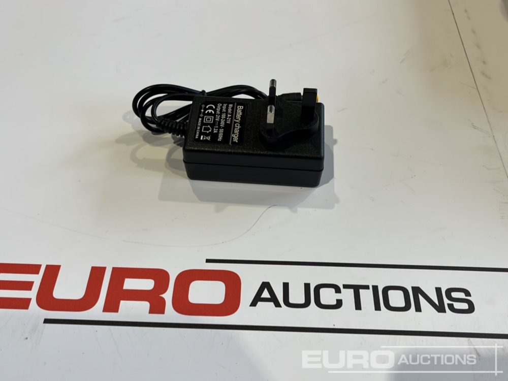 Baugeräte Unused Boss 21 Volt Lithium Battery Cordless Grease Gun, 2 Batteries, Charger, Case, Shoulder Strap, Extension Pieces and Fittings: das Bild 6 Baugeräte Unused Boss 21 Volt Lithium Battery Cordless Grease Gun, 2 Batteries, Charger, Case, Shoulder Strap, Extension Pieces and Fittings: das Bild 6