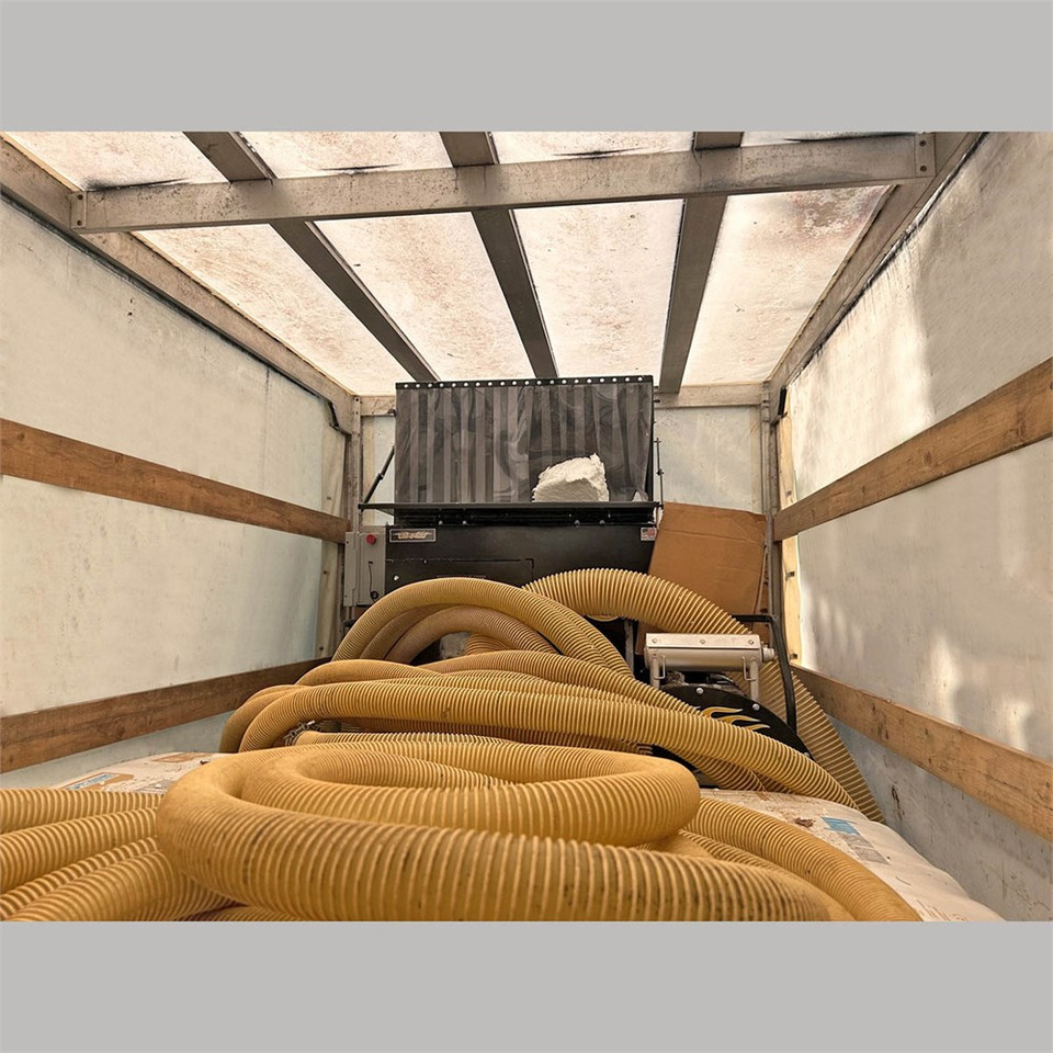 Eduard 4 - Planenanhänger: das Bild 2 Eduard 4 - Planenanhänger: das Bild 2