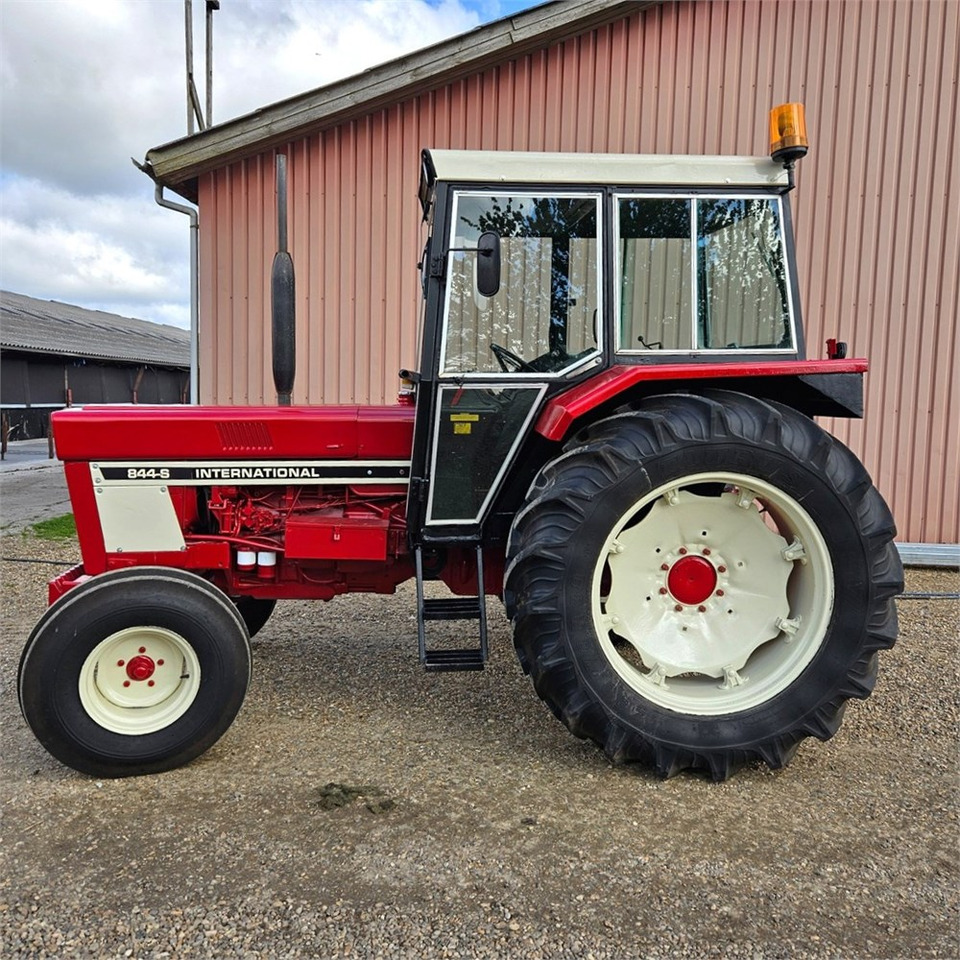 IH 844 S - Traktor: das Bild 3 IH 844 S - Traktor: das Bild 3