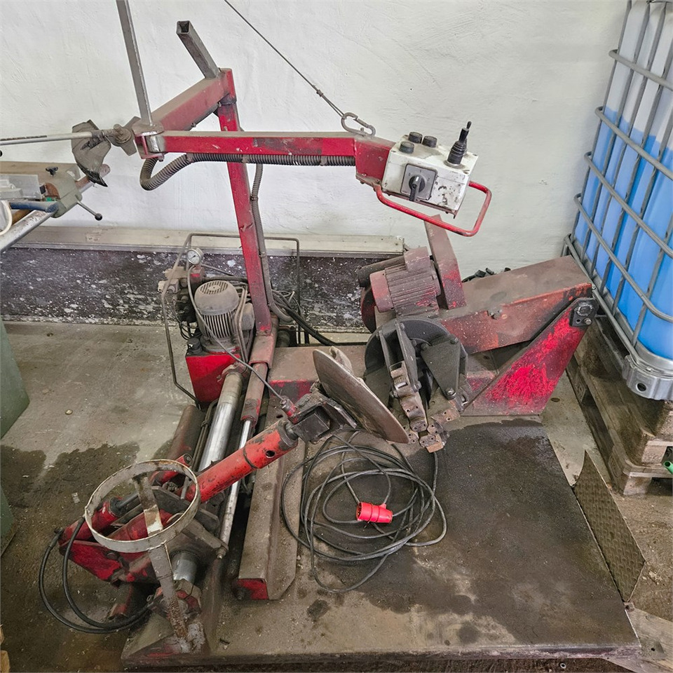 Modolfo Ferro - Werkzeugmaschine: das Bild 2 Modolfo Ferro - Werkzeugmaschine: das Bild 2