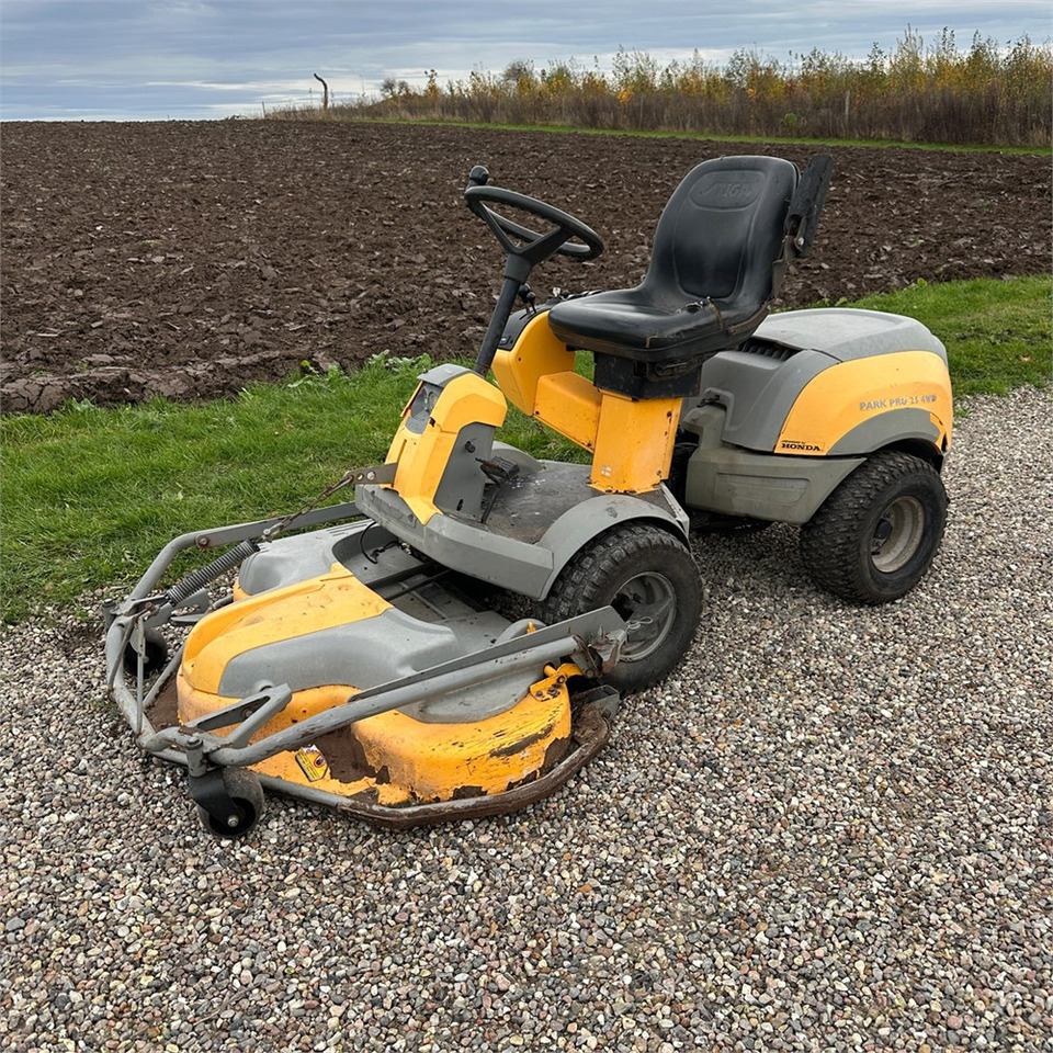 Stiga P901 Parkpro 25 4WD - Rasenmäher: das Bild 2 Stiga P901 Parkpro 25 4WD - Rasenmäher: das Bild 2