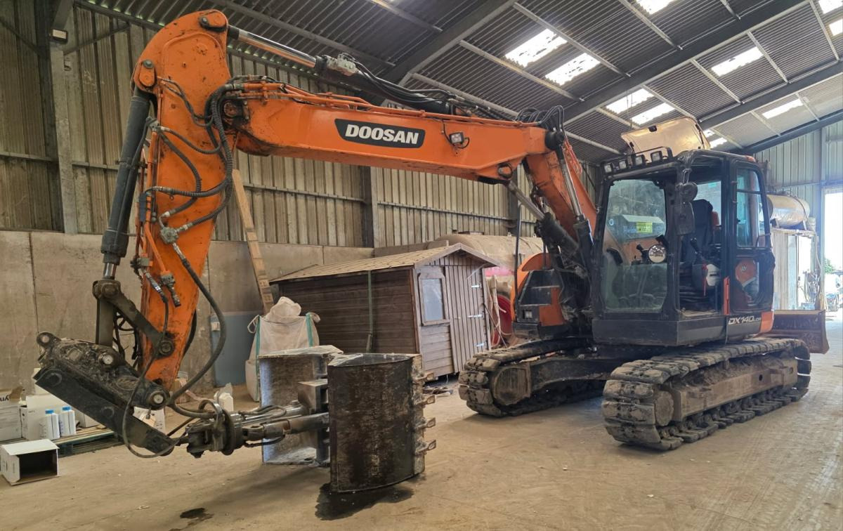 Kettenbagger Doosan DX 140LCR-5: das Bild 1