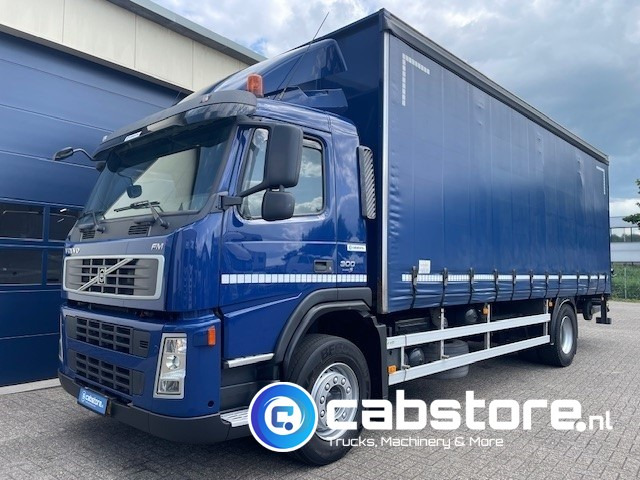Volvo FM9 4X2R FAL9.0 RAD-A4 Volvo FM300 4x2 Euro 5 bakwagen - Schuifzeilen - Laadklep 2000 kg - Bouwjaar 2008 - Kooi-Aap heftruck - Koffer Transporter: das Bild 2 Volvo FM9 4X2R FAL9.0 RAD-A4 Volvo FM300 4x2 Euro 5 bakwagen - Schuifzeilen - Laadklep 2000 kg - Bouwjaar 2008 - Kooi-Aap heftruck - Koffer Transporter: das Bild 2