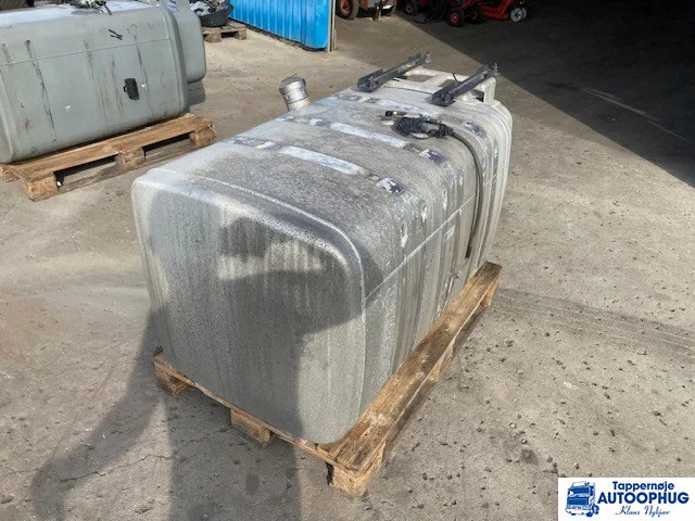 Scania fuel tank 610 liter Scania 2132702 - Kraftstofftank für LKW: das Bild 3 Scania fuel tank 610 liter Scania 2132702 - Kraftstofftank für LKW: das Bild 3