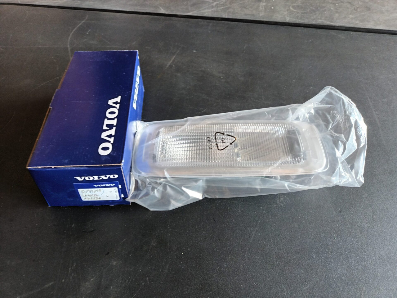 VOLVO INTERIOR LIGHT 82368365 - Lichter/ Leuchten für LKW: das Bild 2 VOLVO INTERIOR LIGHT 82368365 - Lichter/ Leuchten für LKW: das Bild 2