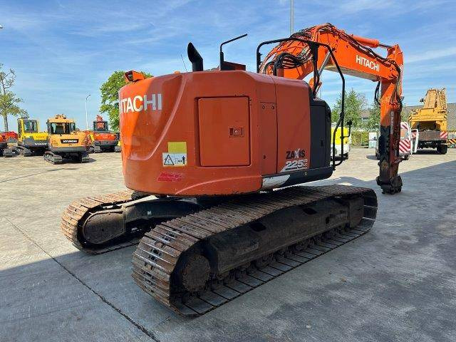 Hitachi ZX225USLC-6 - Kettenbagger: das Bild 4 Hitachi ZX225USLC-6 - Kettenbagger: das Bild 4
