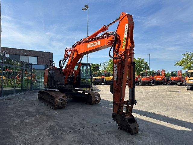 Hitachi ZX225USLC-6 - Kettenbagger: das Bild 3 Hitachi ZX225USLC-6 - Kettenbagger: das Bild 3