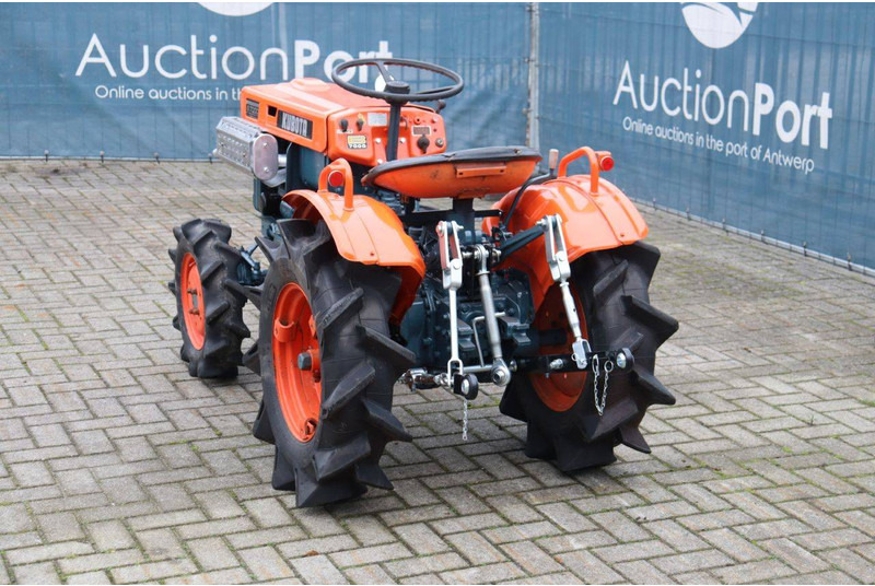 Kubota B7000 - Traktor: das Bild 4 Kubota B7000 - Traktor: das Bild 4