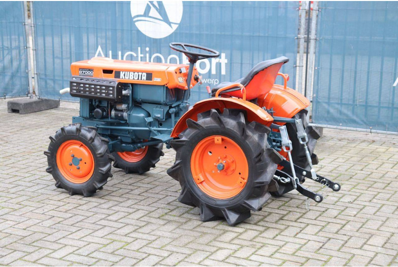 Kubota B7000 - Traktor: das Bild 3 Kubota B7000 - Traktor: das Bild 3