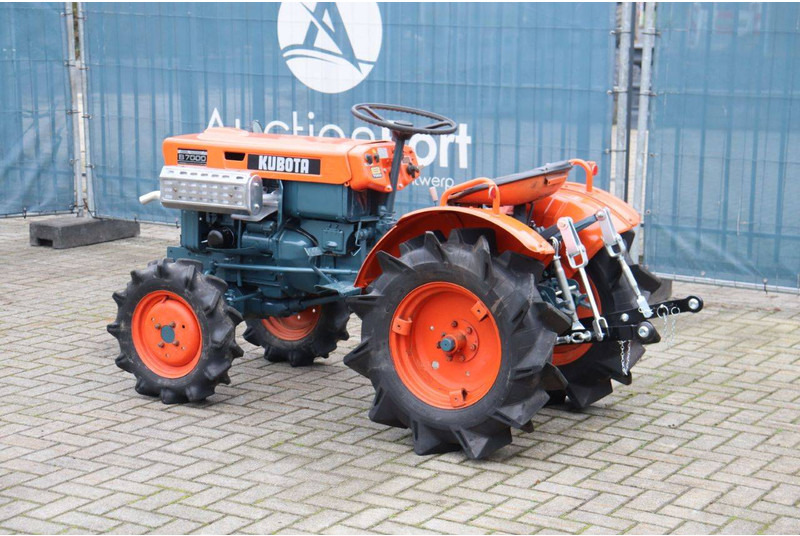 Kubota B7000 - Traktor: das Bild 3 Kubota B7000 - Traktor: das Bild 3