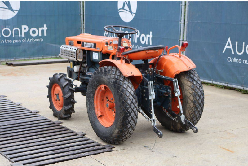 Kubota B7000 - Traktor: das Bild 4 Kubota B7000 - Traktor: das Bild 4